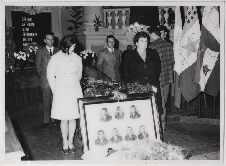 Gattatico-Reggio Emilia, 27-30 marzo 1970, Funerali di Alcide Cervi, camera ardente di Alcide nella Sala del Tricolore di Reggio Emilia, picchetto d'onore